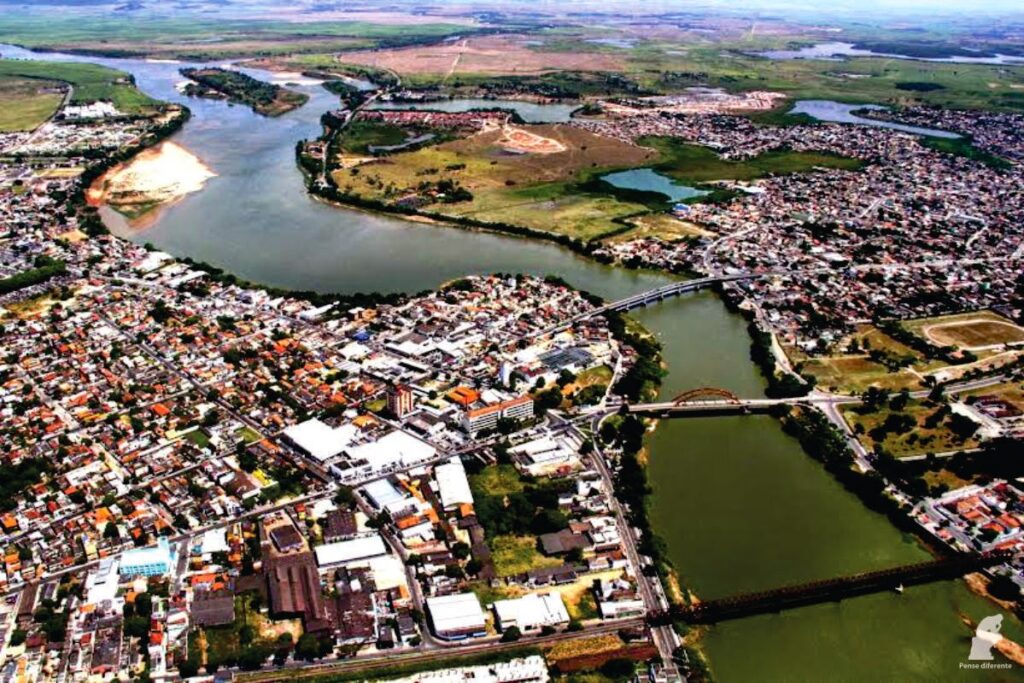 Arnaldo depende de Rodrigo.